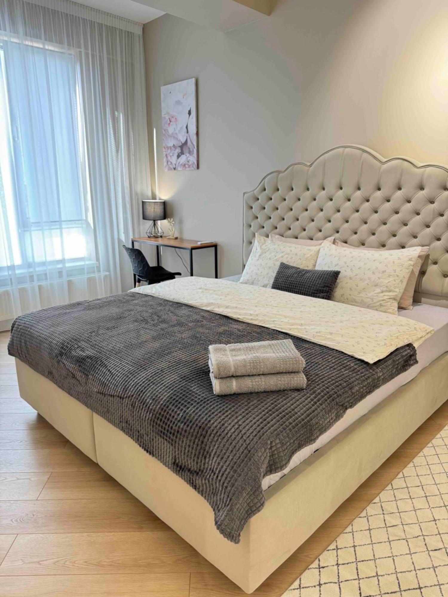 Rentnow Modern Business Apartment With 3 Bedrooms In Centre Chisinau Luaran gambar