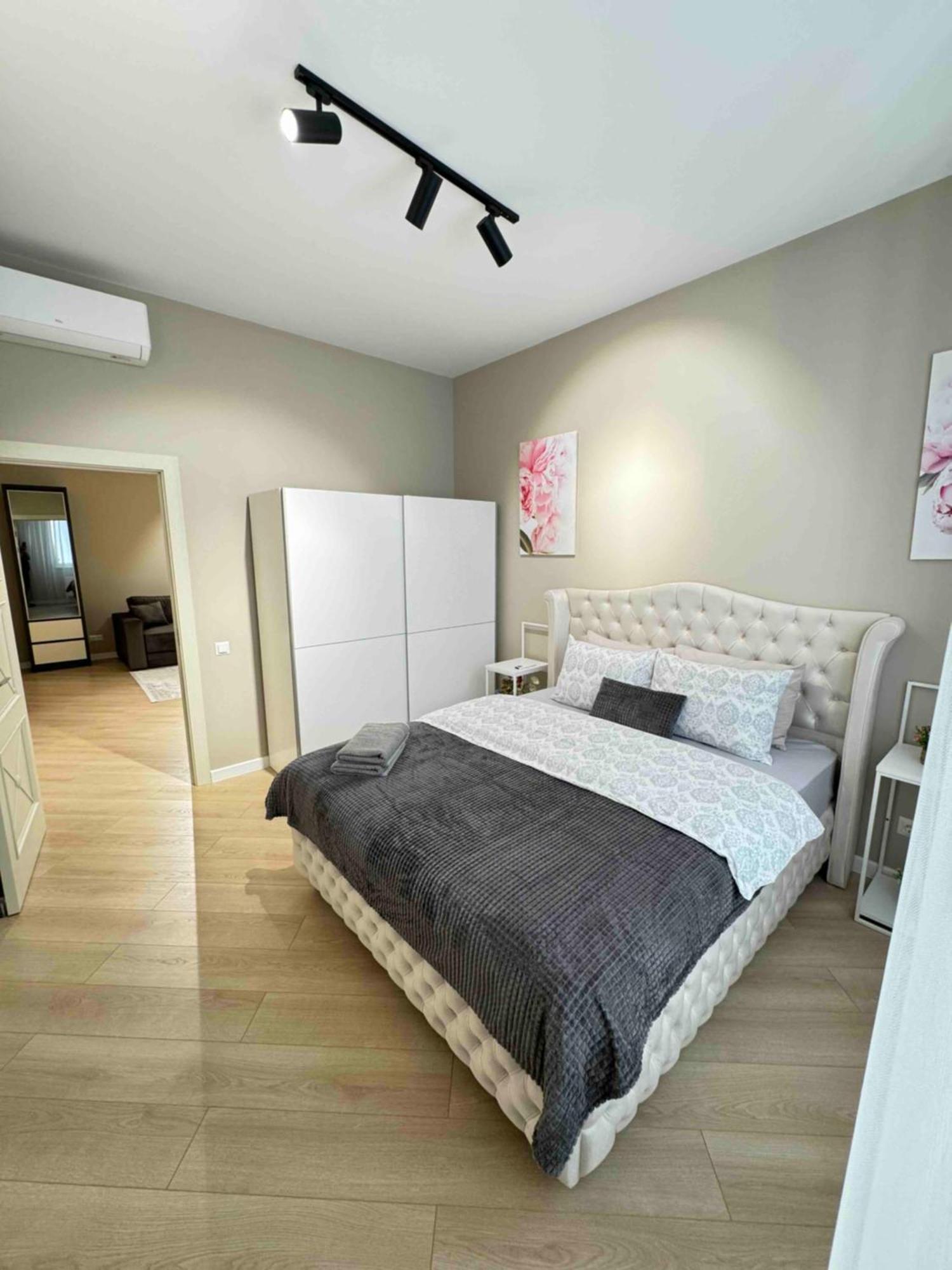 Rentnow Modern Business Apartment With 3 Bedrooms In Centre Chisinau Luaran gambar